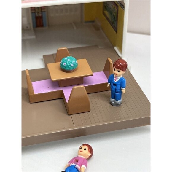 My Pretty Dollhouse Pink Palace Set Vintage 1994 Lewis Galoob w/extra figures - Picture 7 of 11